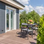 Family Garden House With Free Private Parking & Playground Hébergement de vacances Riga