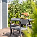 Family Garden House With Free Private Parking & Playground Hébergement de vacances Riga