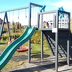 Hébergement de vacances Family Garden House With Free Private Parking & Playground