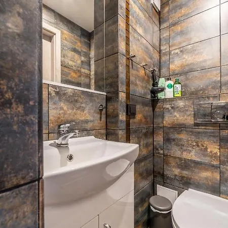 Hébergement de vacances Family Garden House With Free Private Parking & Playground