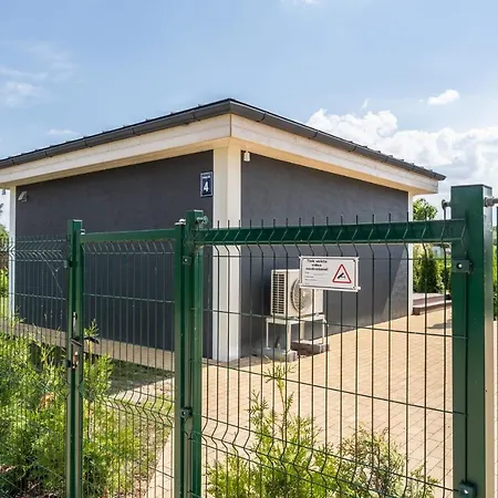 Hébergement de vacances Family Garden House With Free Private Parking & Playground