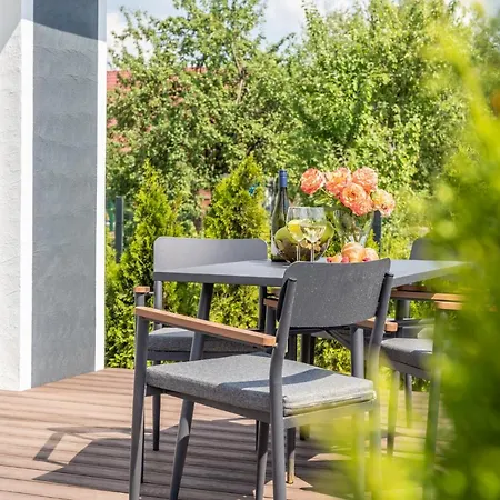 Family Garden House With Free Private Parking & Playground Hébergement de vacances Riga