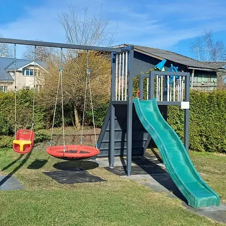 Semesterbostad Family Garden House With Free Private Parking & Playground