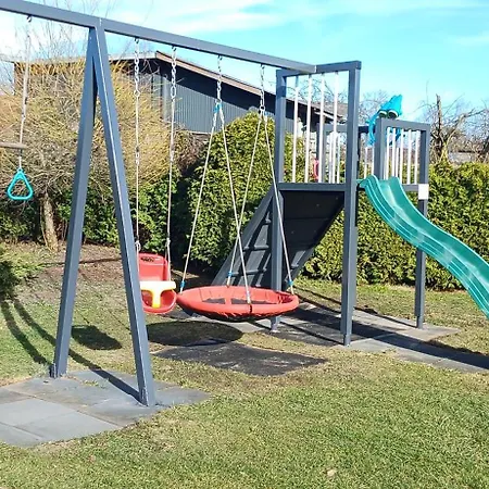 Family Garden House With Free Private Parking, Playground, Bbq And Aircond