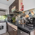 Family Garden House With Free Private Parking & Playground 리가