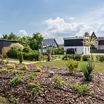 Family Garden House With Free Private Parking & Playground 펜션