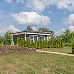 Family Garden House With Free Private Parking & Playground 펜션