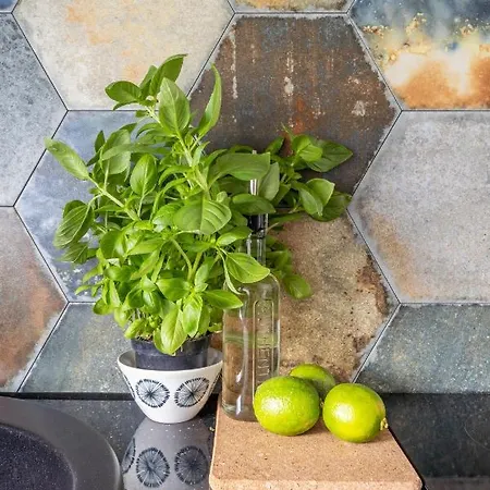 Family Garden House With Free Private Parking & Playground