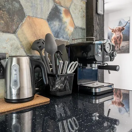 Family Garden House With Free Private Parking & Playground *