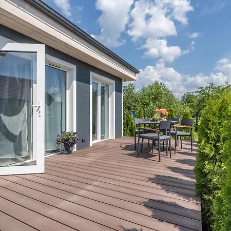 Family Garden House With Free Private Parking & Playground Будинок відпочинку