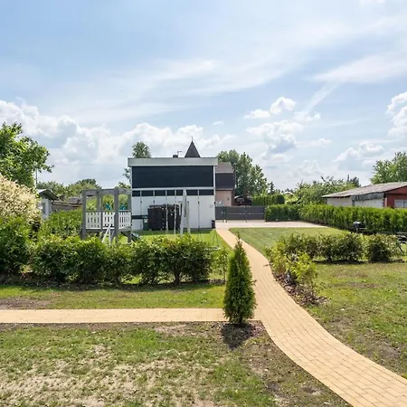 Family Garden House With Free Private Parking & Playground Feriehus *