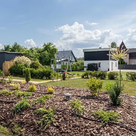 Family Garden House With Free Private Parking & Playground Будинок відпочинку