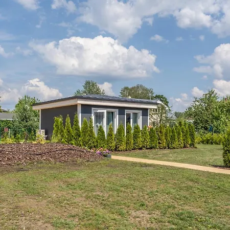 Family Garden House With Free Private Parking & Playground Будинок відпочинку