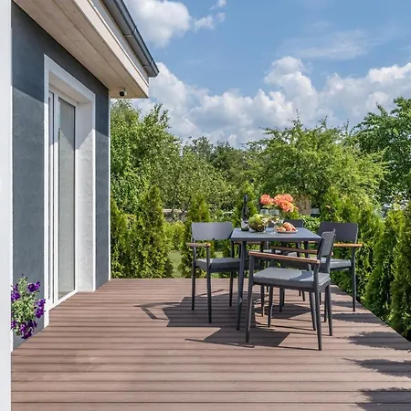 Family Garden House With Free Private Parking & Playground Casa de Férias