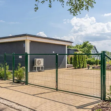 Family Garden House With Free Private Parking, Playground, Bbq And Aircond