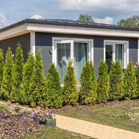 Family Garden House With Free Private Parking & Playground Будинок відпочинку