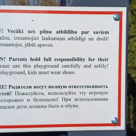 Family Garden House With Free Private Parking & Playground Дом отдыха