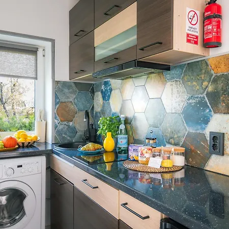 Family Garden House With Outdoor Jacuzzi, Free Parking, Playground, Bbq And Ac Holiday home