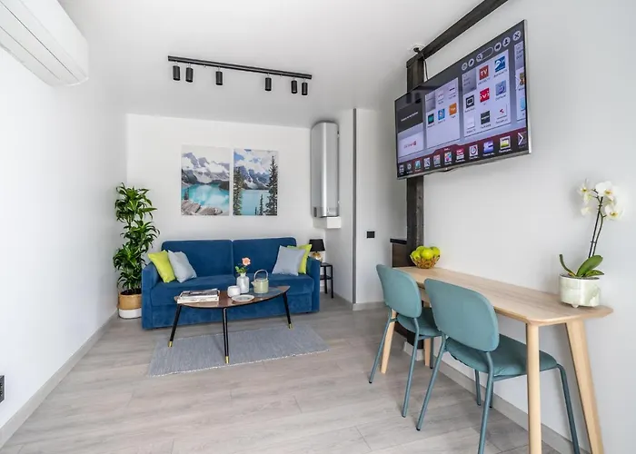 Family Garden House With Free Private Parking & Playground