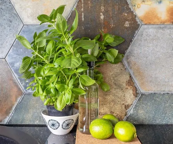 Family Garden House With Free Private Parking & Playground