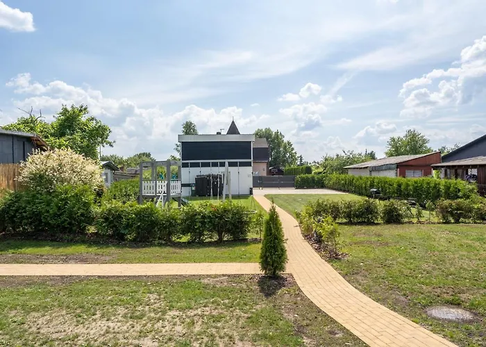 Family Garden House With Free Private Parking & Playground Holiday home *