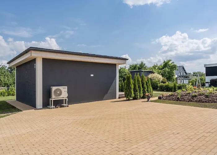 Family Garden House With Free Private Parking & Playground *