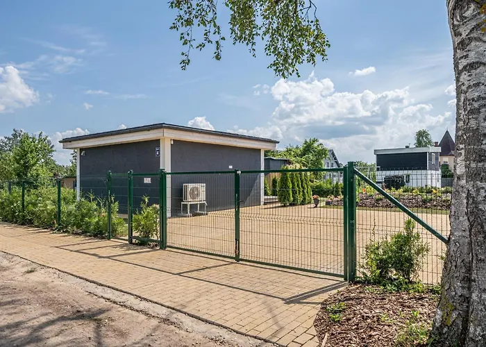 Family Garden House With Free Private Parking & Playground *