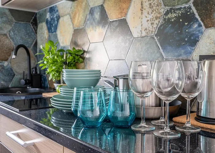 Family Garden House With Free Private Parking & Playground