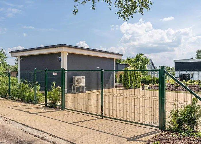 Family Garden House With Free Private Parking & Playground