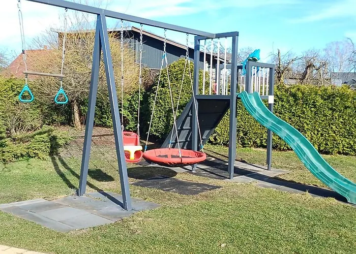 Family Garden House With Free Private Parking & Playground