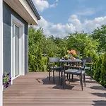 Family Garden House With Free Private Parking & Playground Ferienhaus